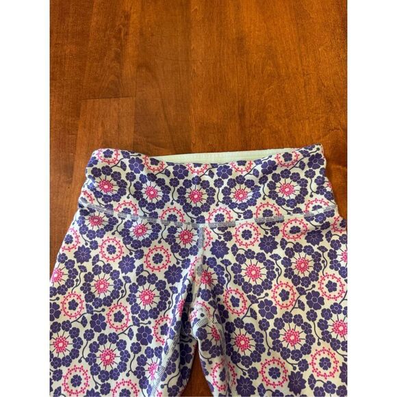 Woman’s Lululemon size 4, colorful Capri pants - Picture 2 of 5